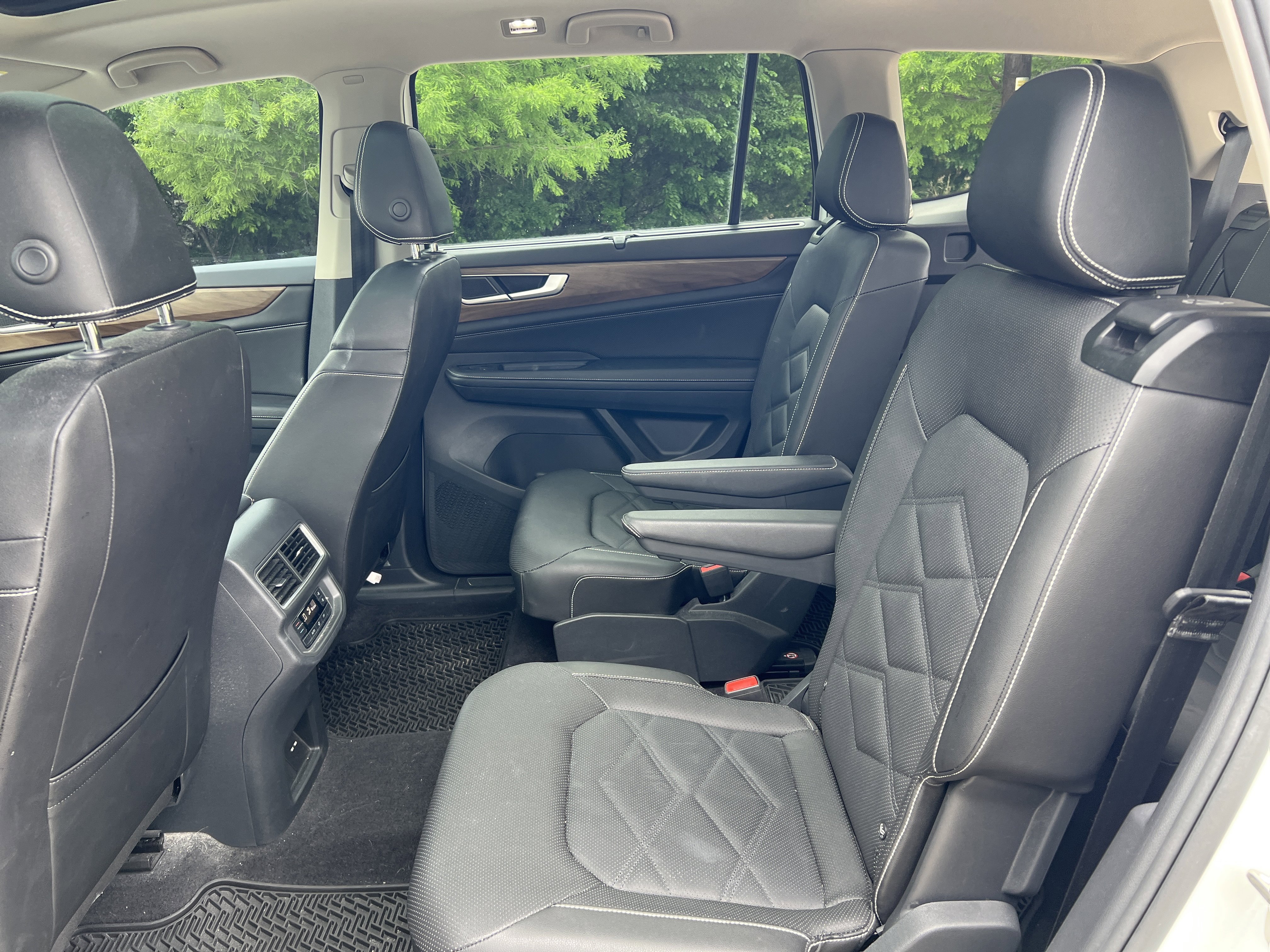 Used 2024 Volkswagen Atlas SE w/ Panoramic Sunroof Package FWD image 28