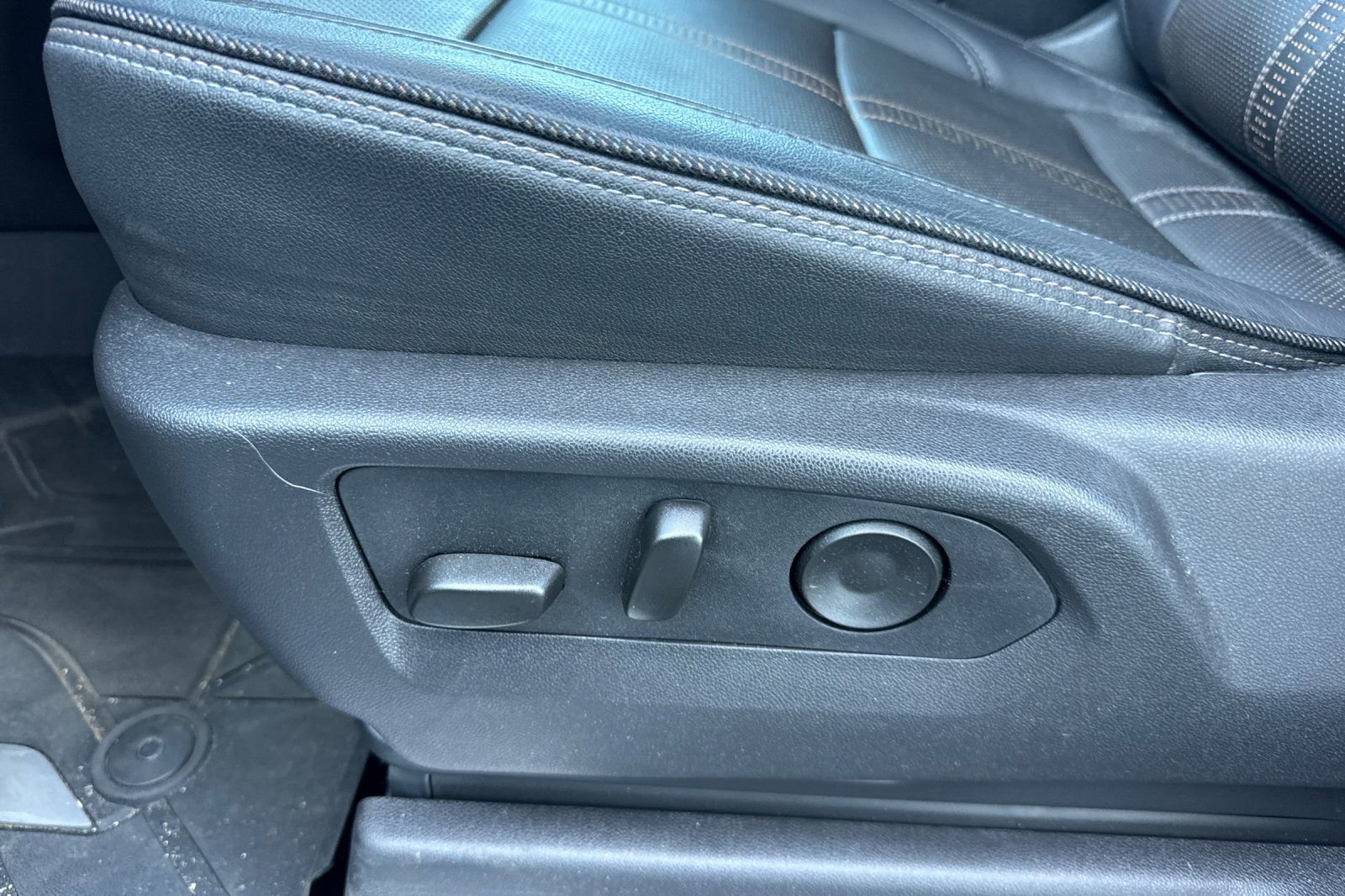 Used 2025 Chevrolet Silverado 1500 High Country AWD/4WD image 13