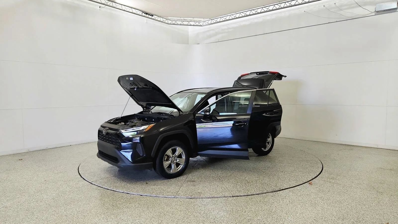 Used 2024 Toyota RAV4 XLE FWD image 30