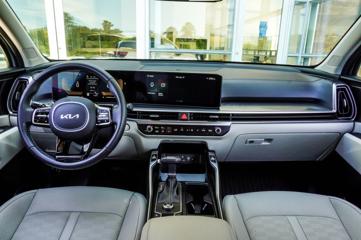 Used 2025 Kia Sorento EX w/ Panoramic Sunroof Package FWD image 5
