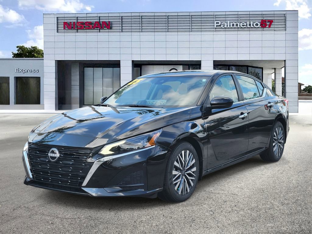 Used 2025 Nissan Altima 2.5 SV w/ SV Premium Package FWD image 3