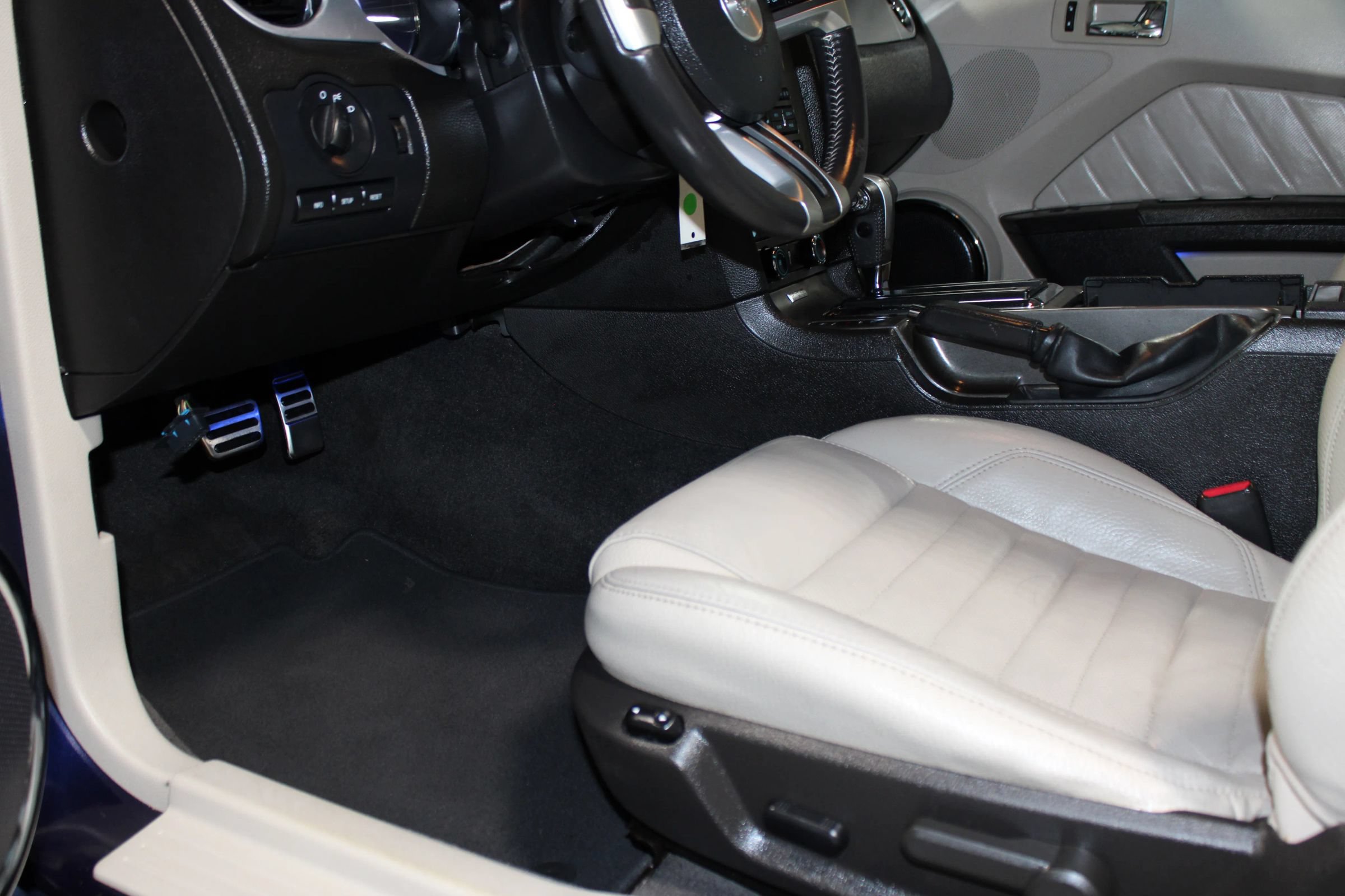 Used 2011 Ford Mustang Premium w/ Security Pkg RWD image 22