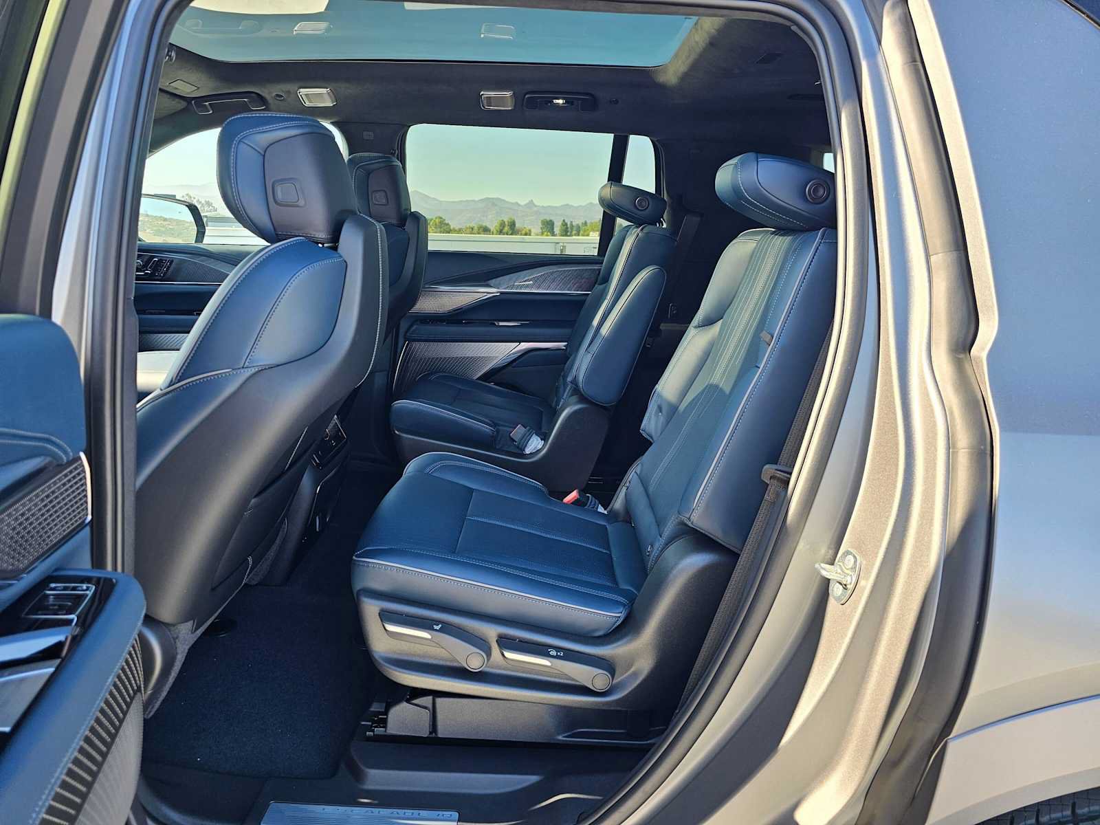 New 2026 Cadillac Escalade IQL Sport 2 w/ LPO, ONYX Package AWD/4WD image 19