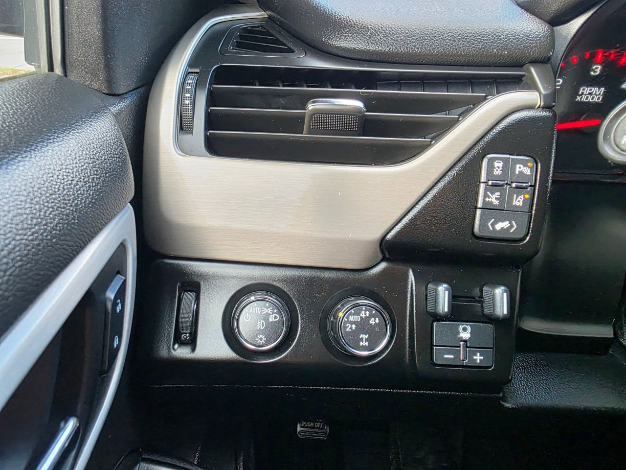 Used 2015 GMC Yukon Denali image 29