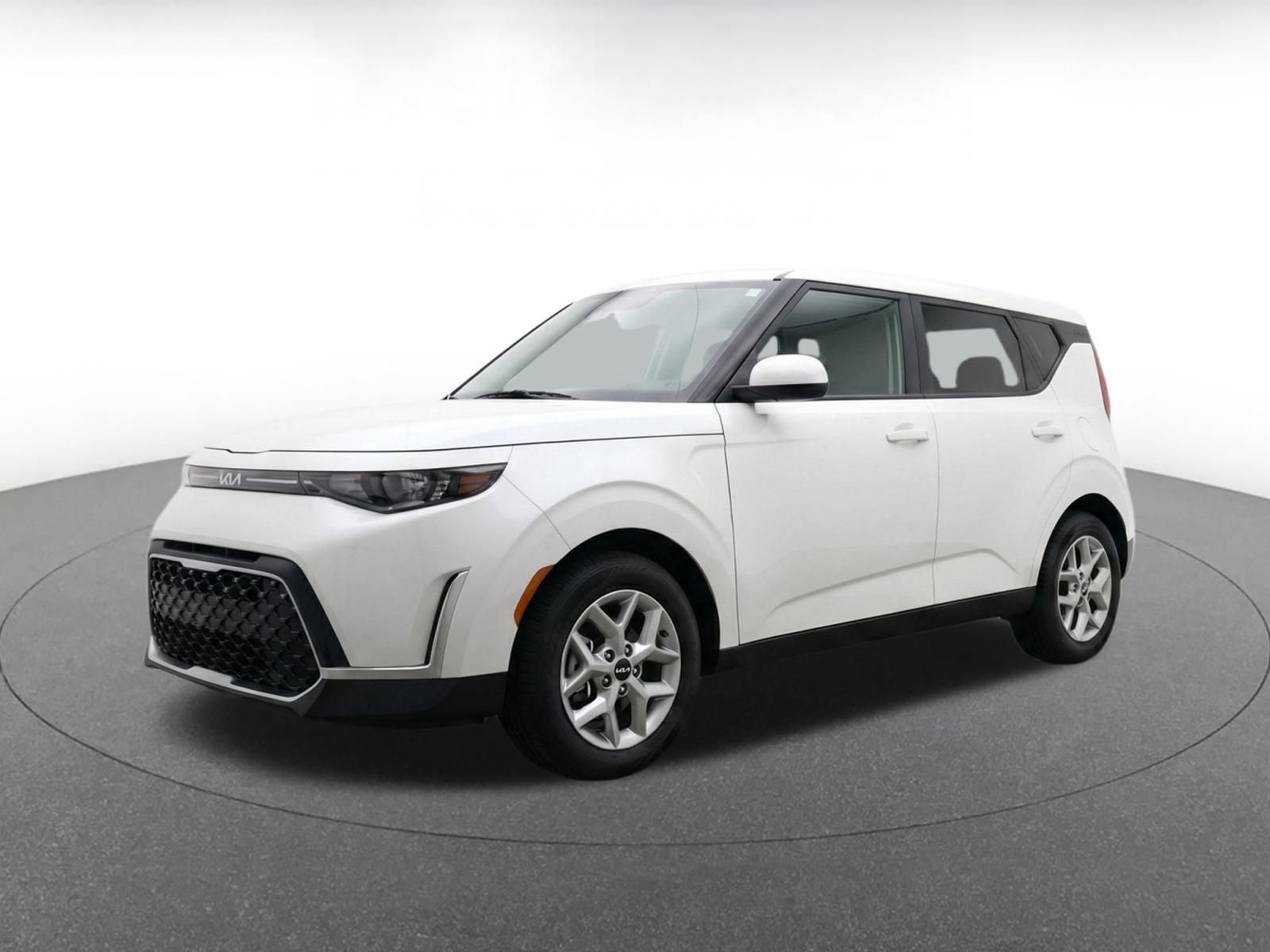 Used 2025 Kia Soul LX w/ LX Technology Package FWD image 3