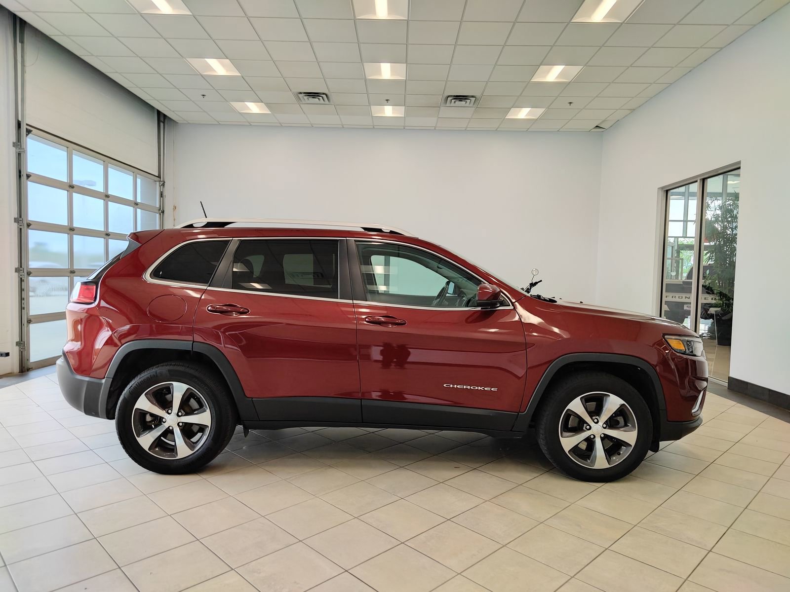 Used 2020 Jeep Cherokee Limited AWD/4WD image 2
