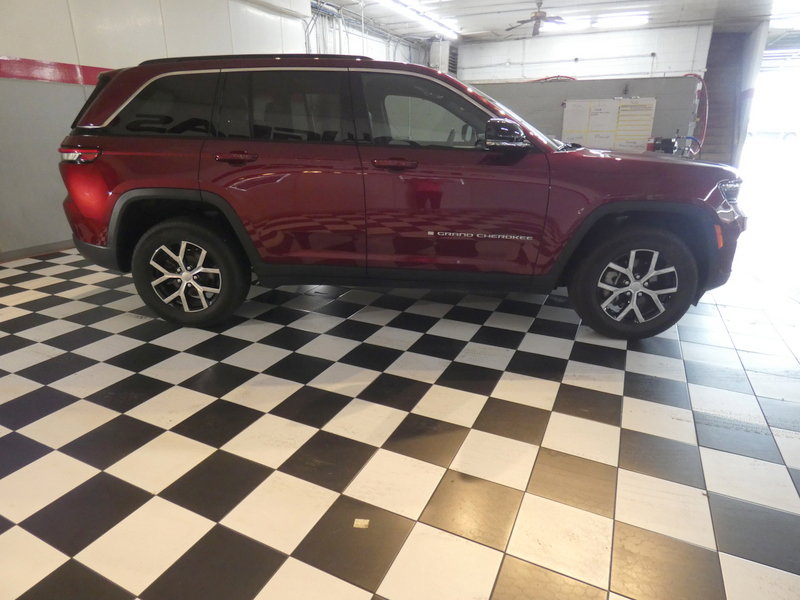 Used 2024 Jeep Grand Cherokee Limited image 4