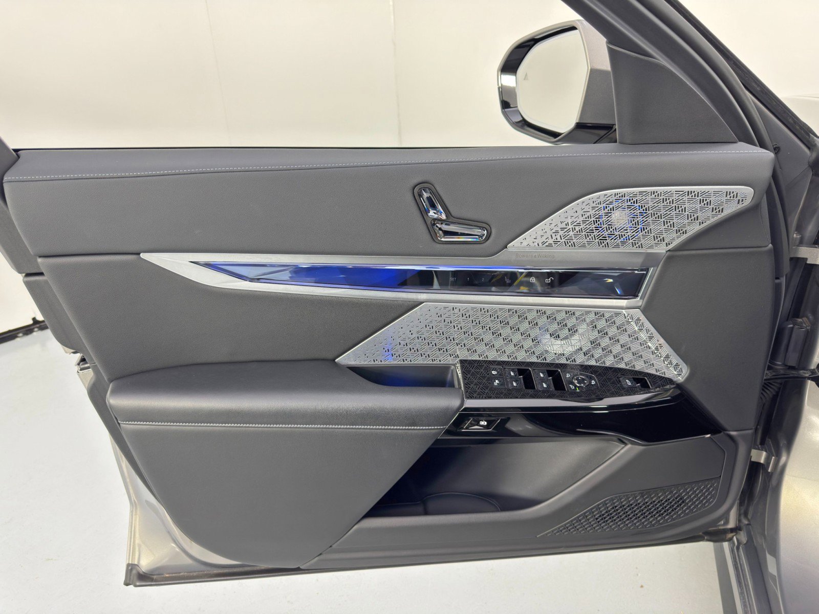 Used 2023 BMW i7 xDrive60 image 54