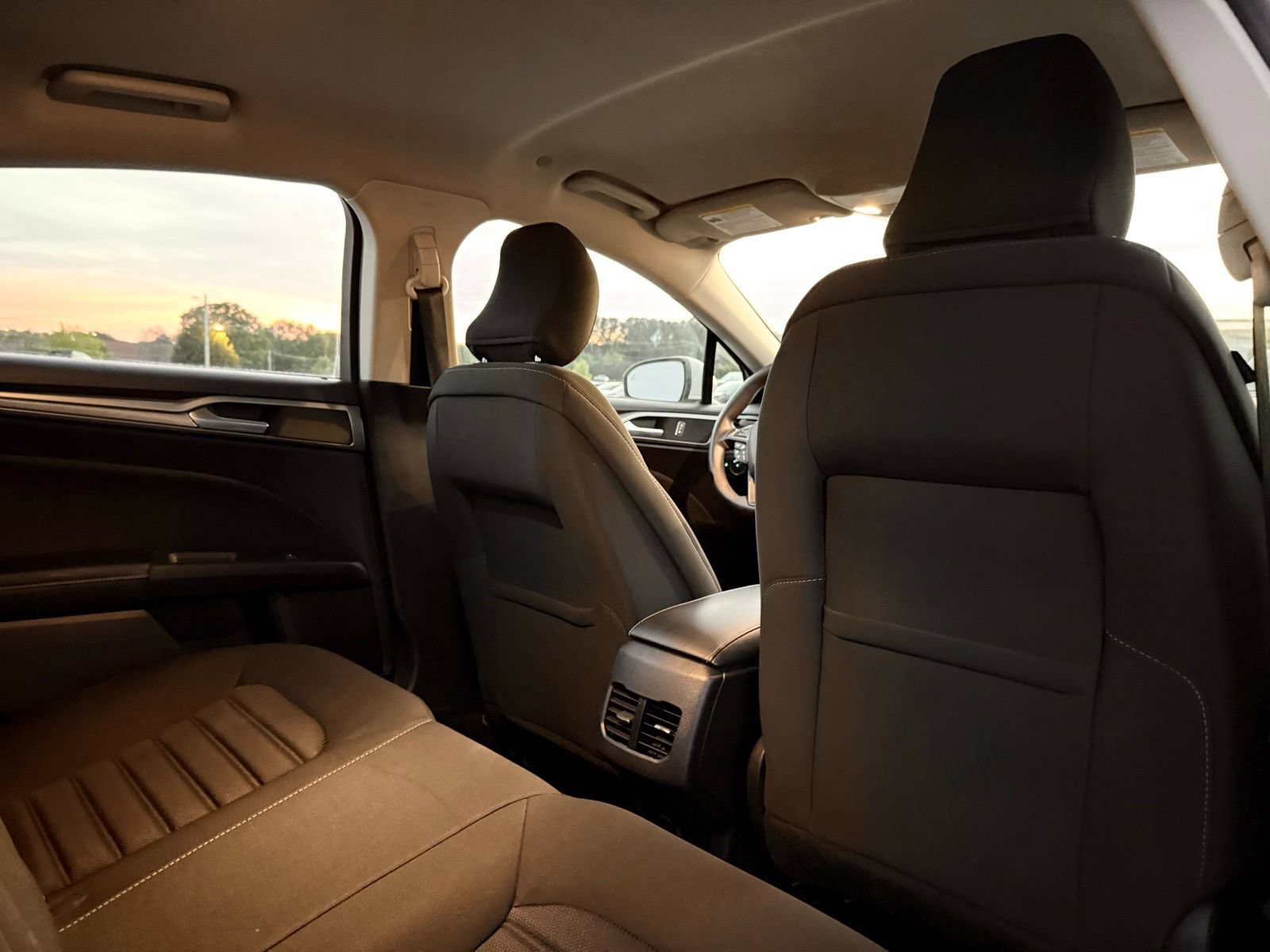 Used 2019 Ford Fusion SE FWD image 15