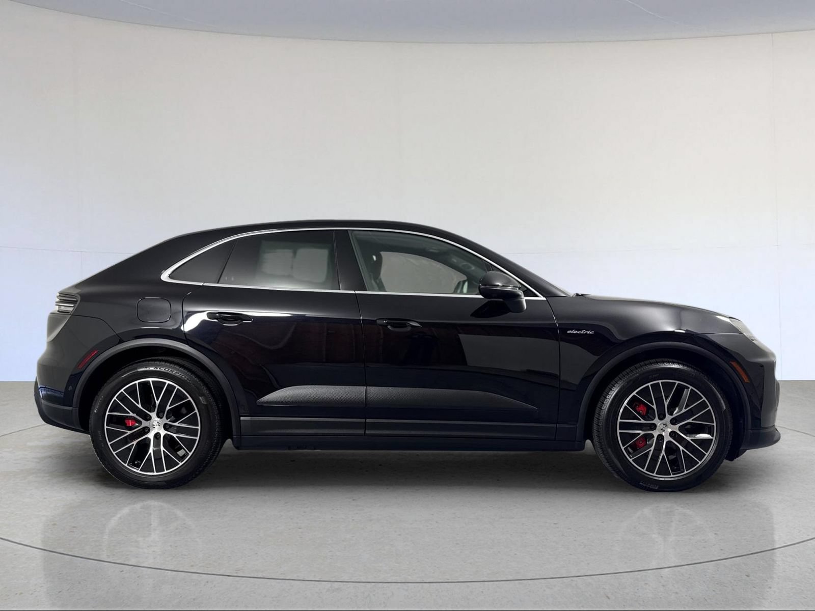 Certified 2025 Porsche Macan 4S Electric AWD/4WD image 9