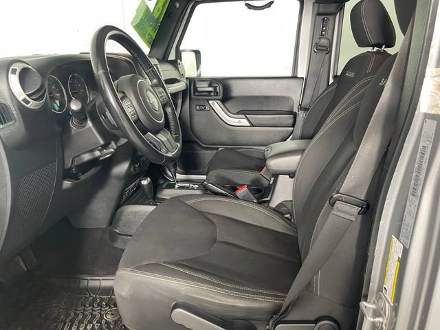 Used 2018 Jeep Wrangler Unlimited Sahara w/ Connectivity Group AWD/4WD image 2