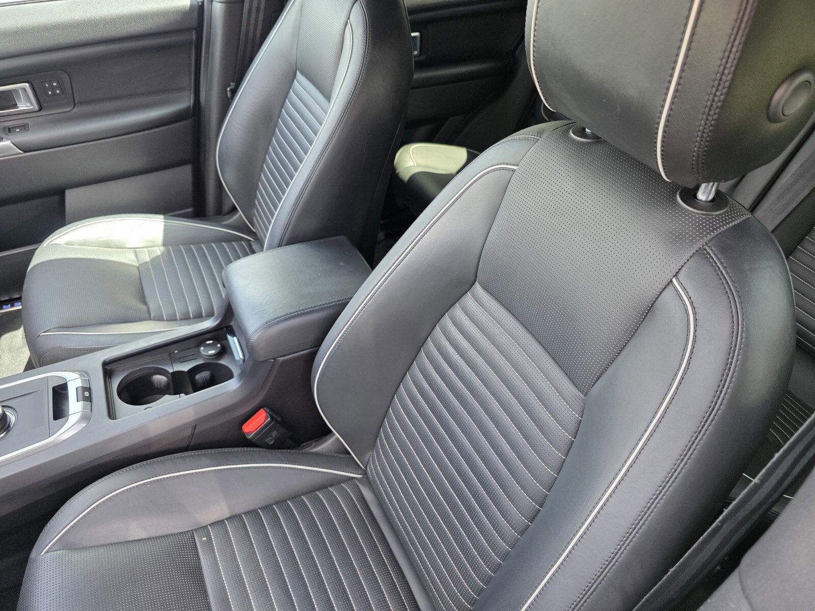Used 2017 Land Rover Discovery Sport HSE Luxury image 12