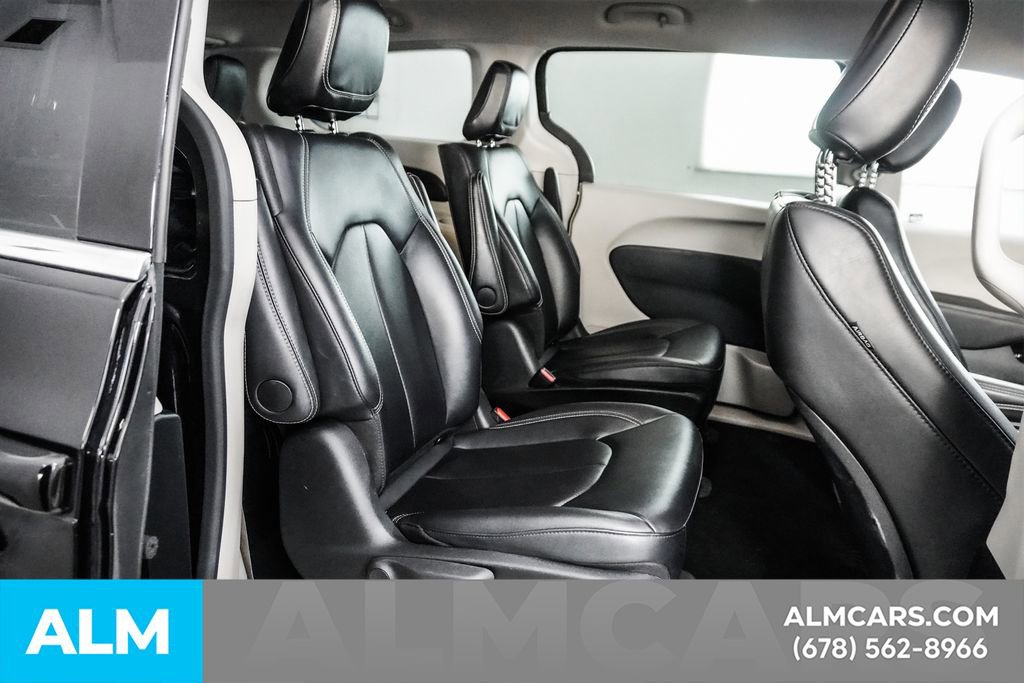 Used 2024 Chrysler Pacifica Select image 21