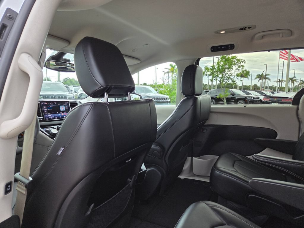 Used 2024 Chrysler Pacifica Touring-L FWD image 26