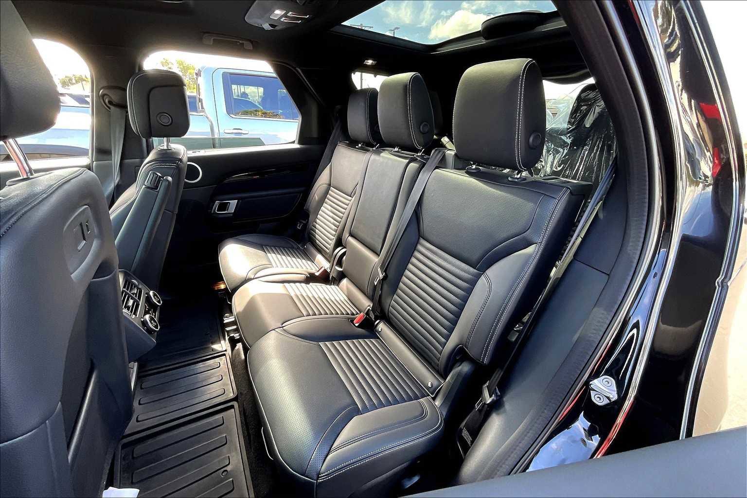 Used 2025 Land Rover Discovery S image 29