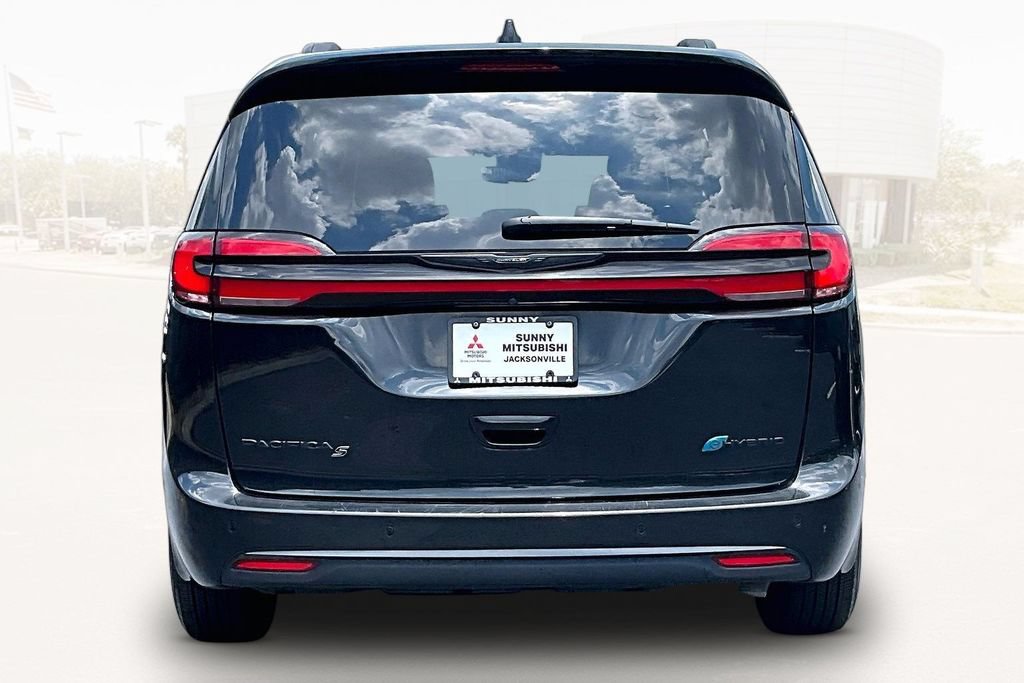 Used 2024 Chrysler Pacifica Premium FWD image 5
