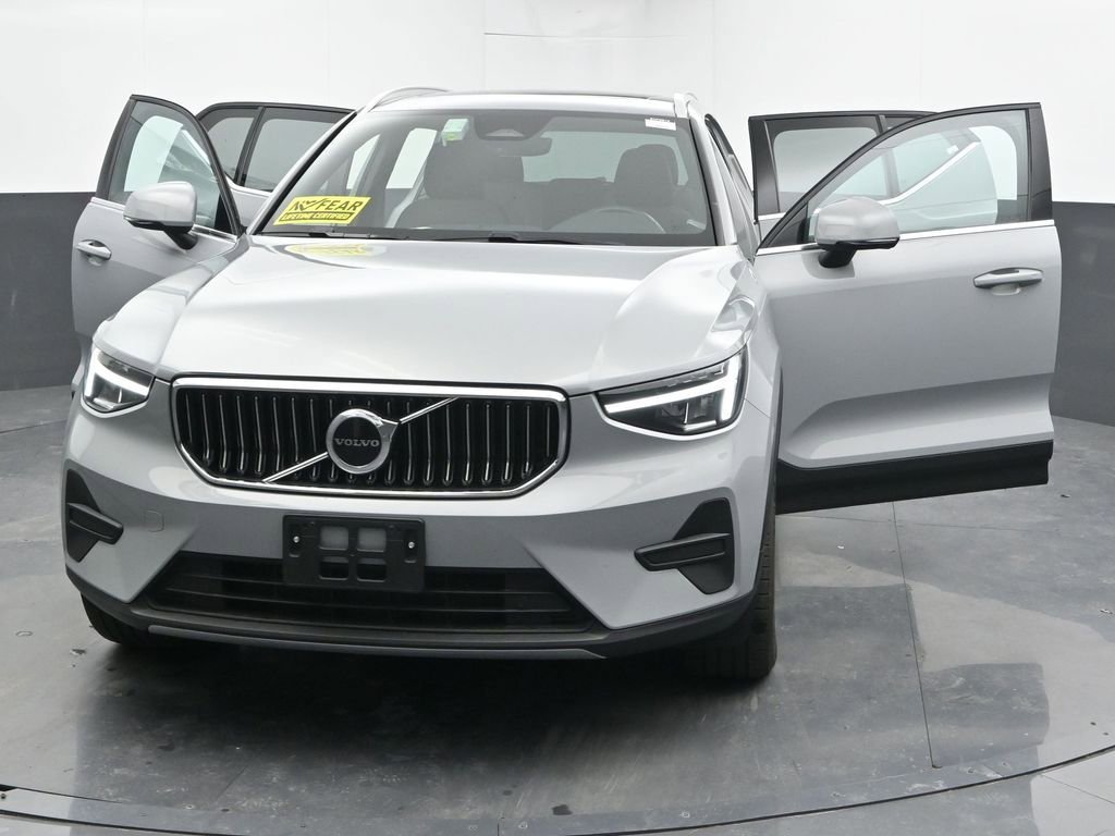 Used 2025 Volvo XC40 B5 Core image 47