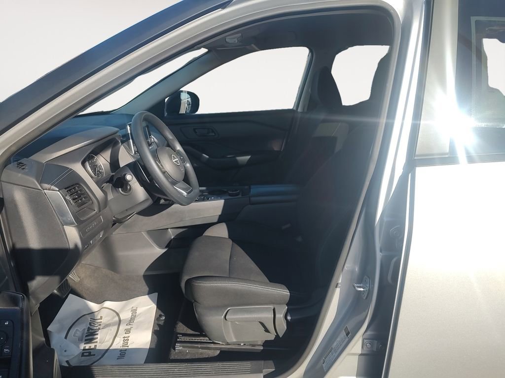 Used 2024 Nissan Rogue S AWD/4WD image 9