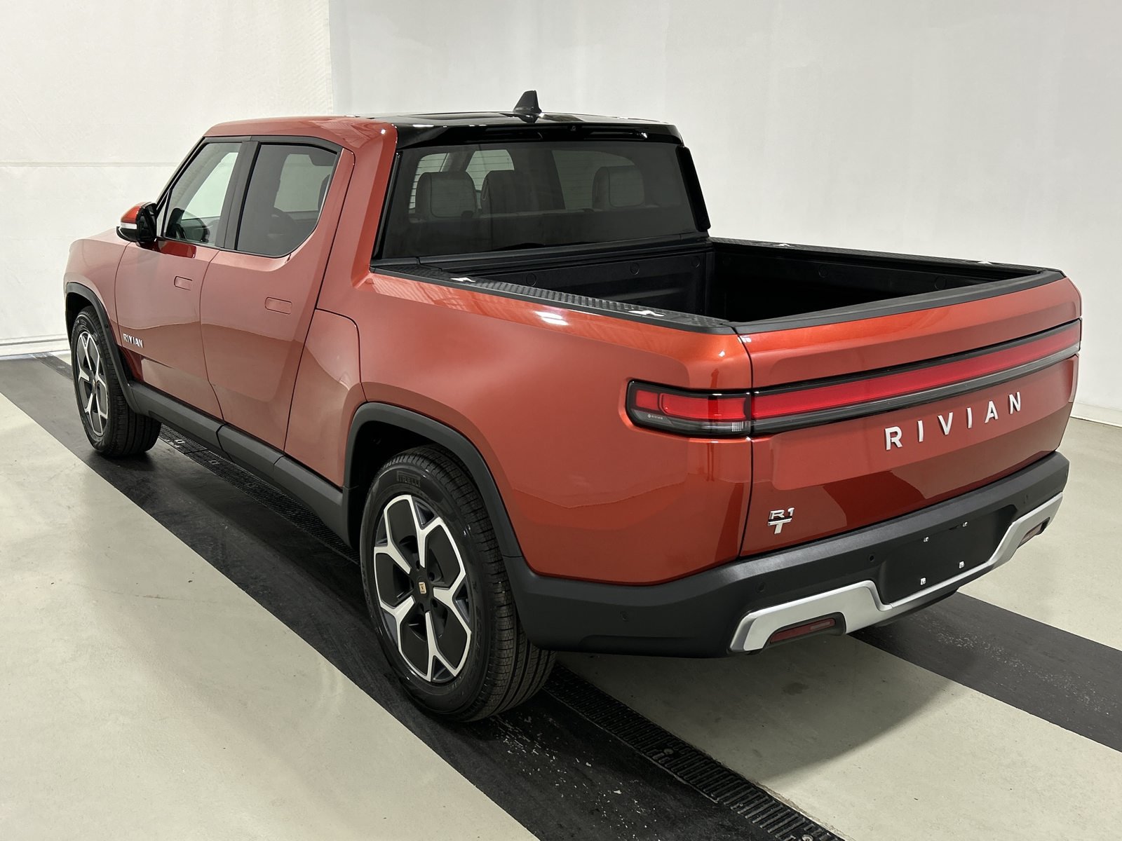 Used 2024 Rivian R1T Adventure Dual AWD/4WD image 3