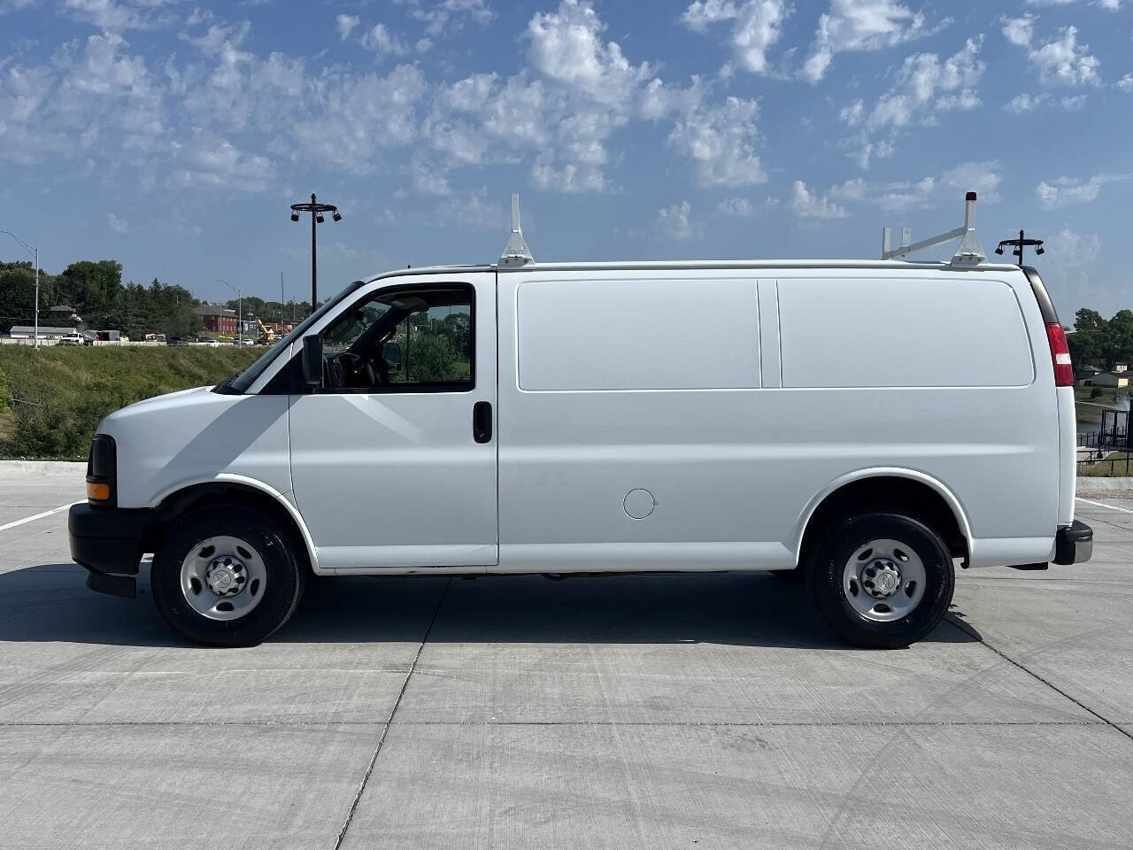 Used 2015 Chevrolet Express 2500 RWD image 3