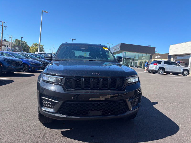 Used 2025 Jeep Grand Cherokee Altitude AWD/4WD image 2