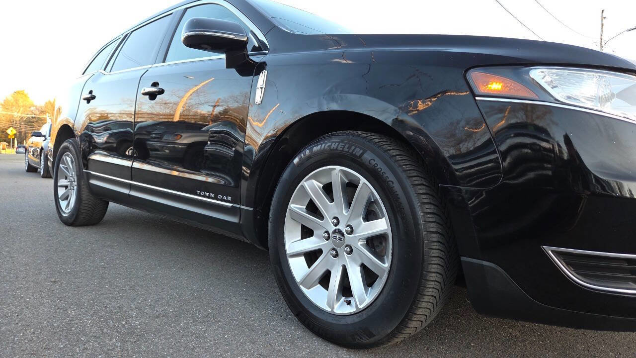Used 2019 Lincoln MKT AWD image 17
