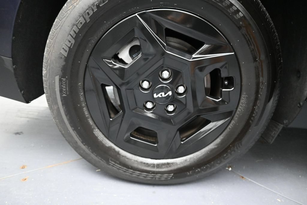 Used 2025 Kia Carnival FWD image 31