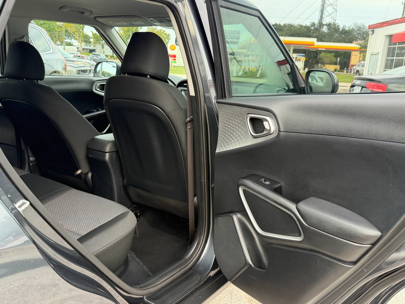 Used 2025 Kia Soul LX w/ LX Technology Package FWD image 16