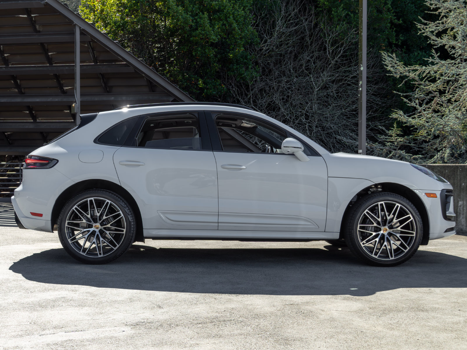 Certified 2025 Porsche Macan AWD/4WD image 12
