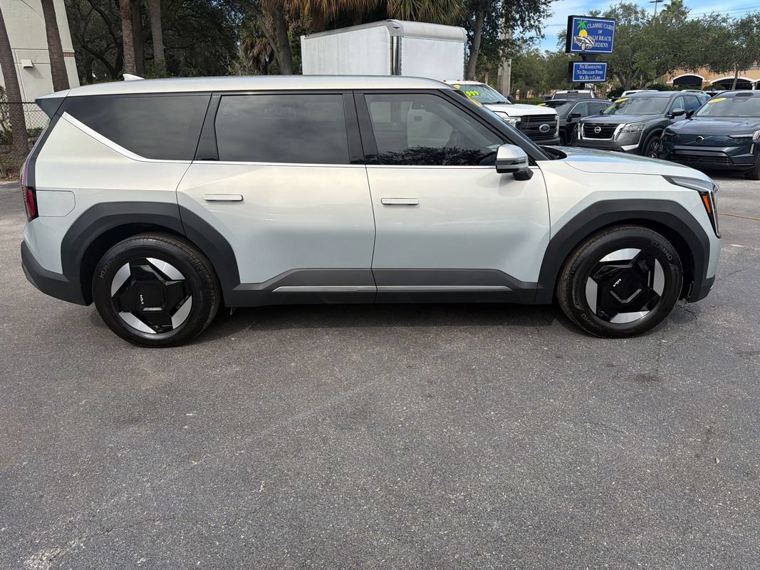 Used 2024 Kia EV9 Light Long Range RWD image 6