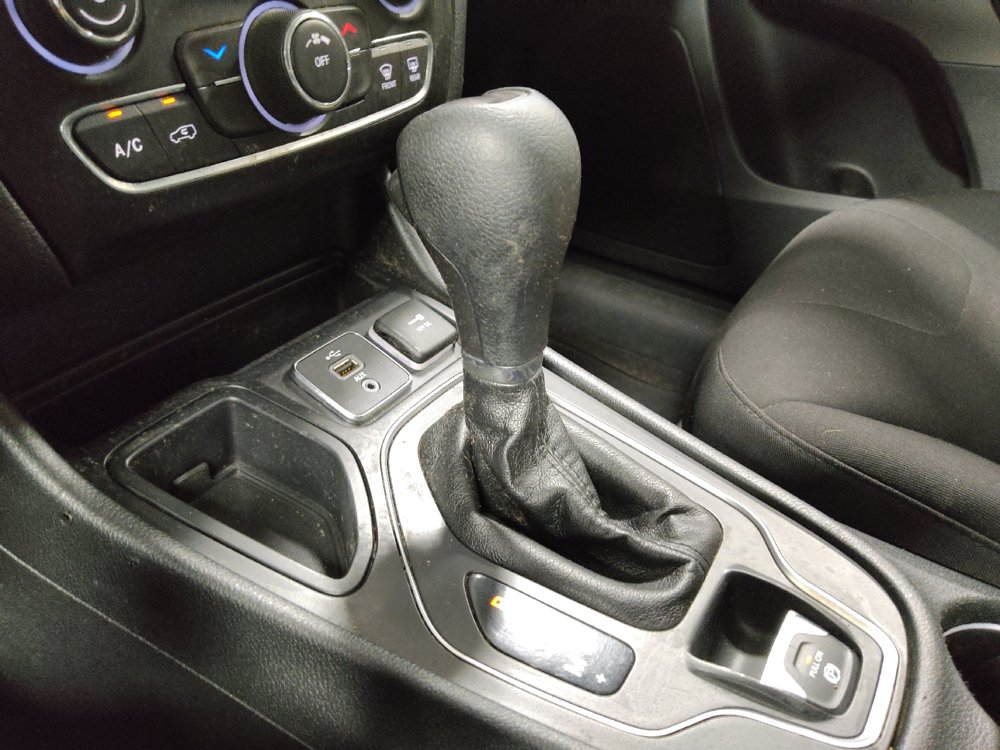 Used 2019 Jeep Cherokee Latitude w/ Popular Appearance Group FWD image 26