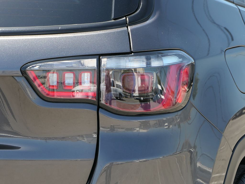 Used 2022 Jeep Compass Latitude FWD image 4