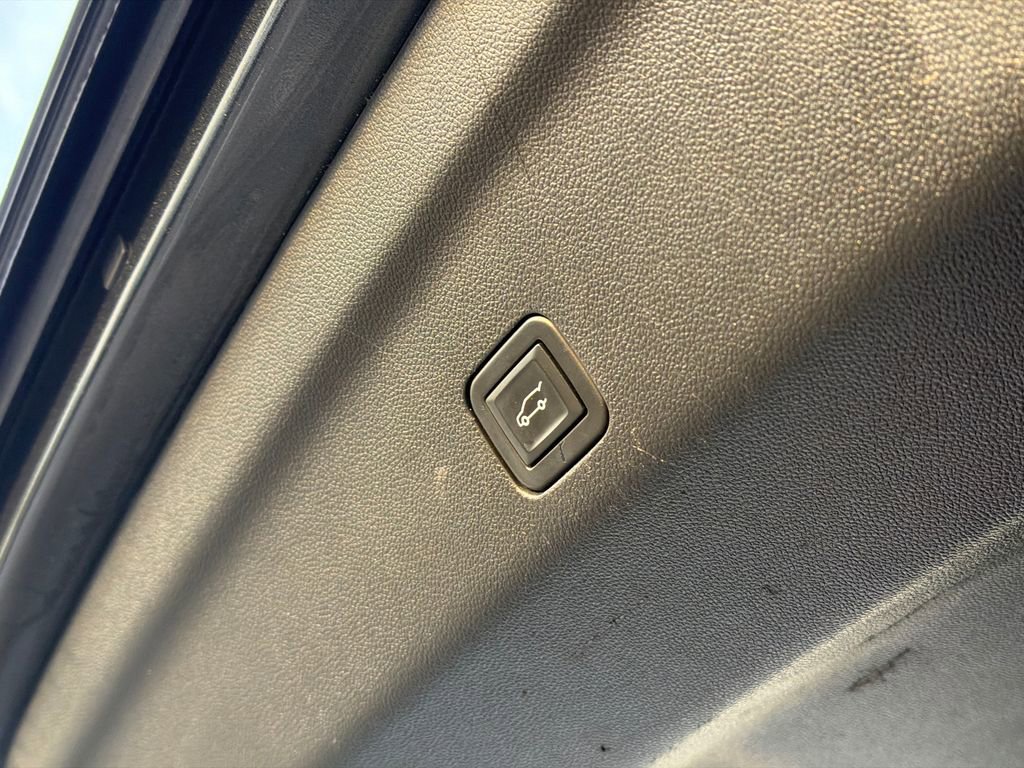 Used 2022 GMC Yukon XL Denali w/ Denali Ultimate Package image 10