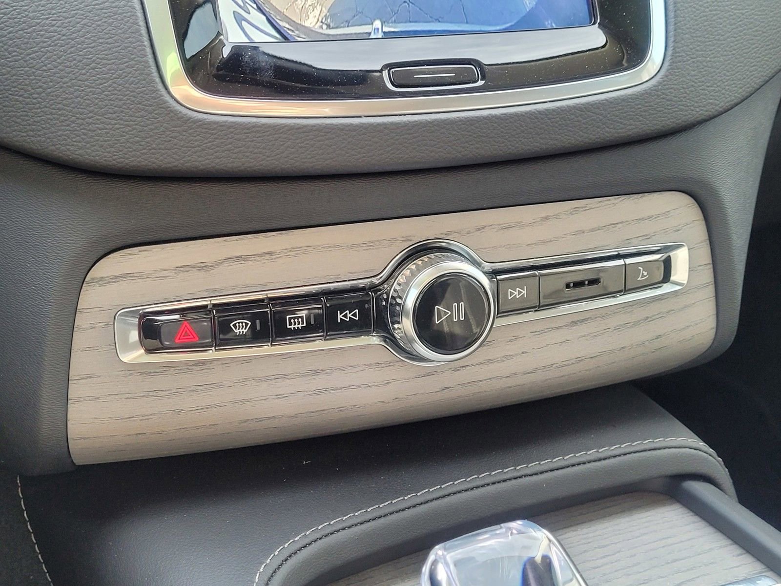 Certified 2024 Volvo XC90 T8 Ultimate w/ Protection Package Premier image 26