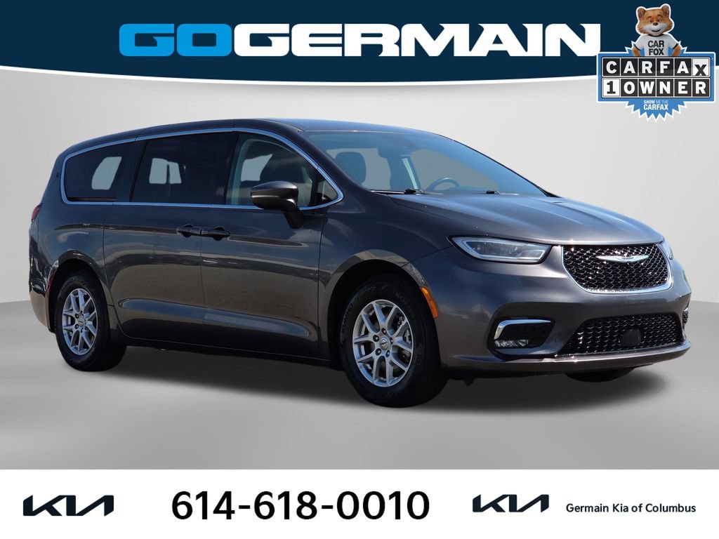Used 2023 Chrysler Pacifica Touring-L FWD image 4