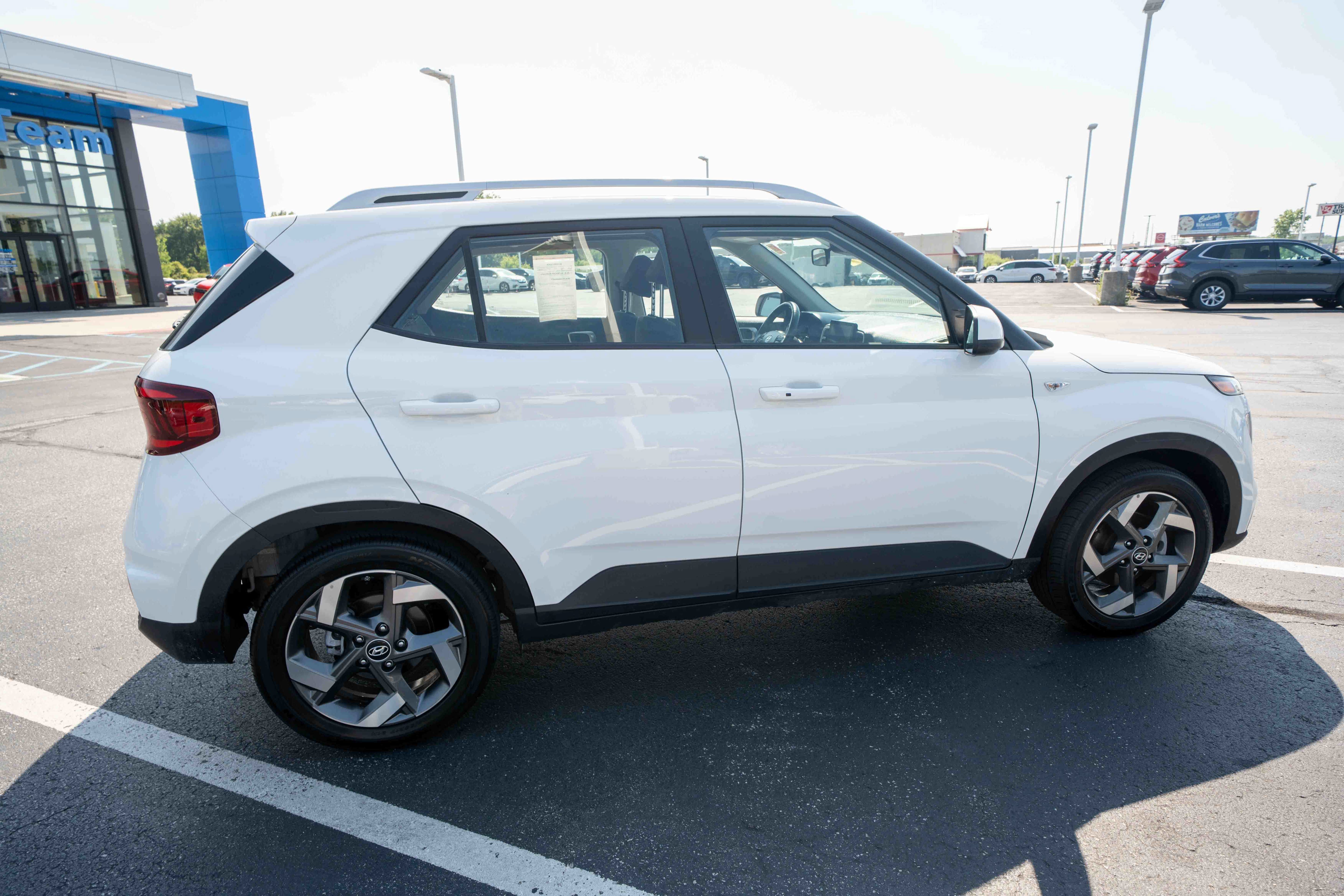 Used 2025 Hyundai Venue SEL FWD image 6