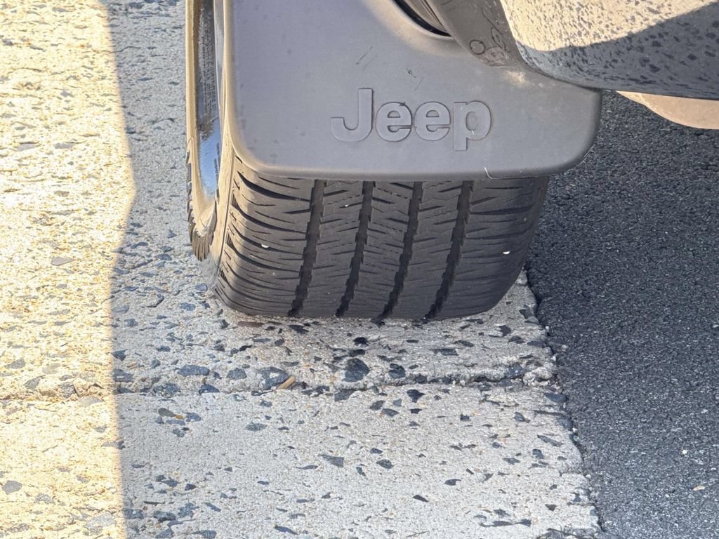 Used 2017 Jeep Grand Cherokee Overland AWD/4WD image 18
