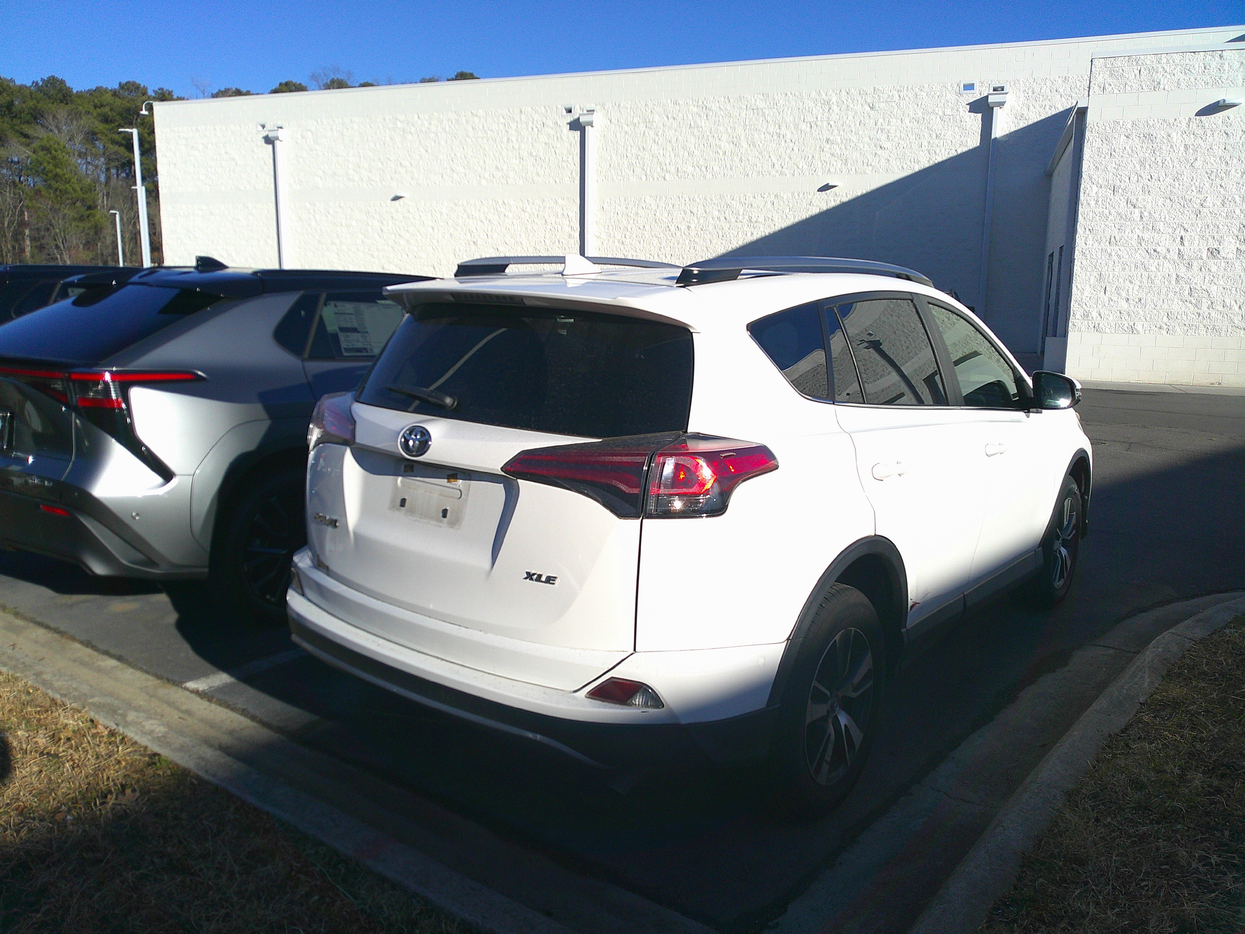 Used 2018 Toyota RAV4 XLE image 7