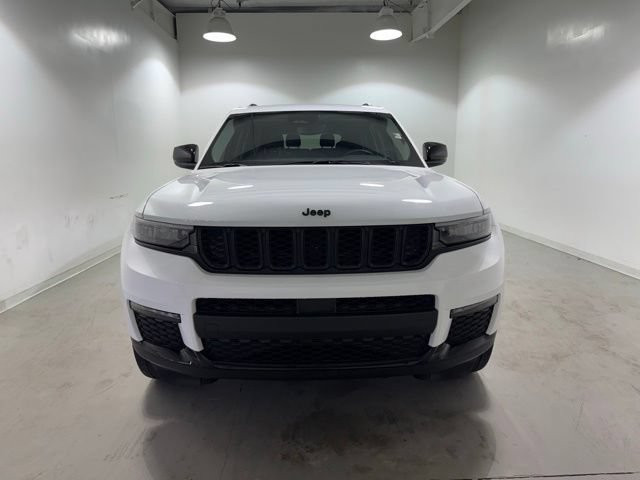 Used 2023 Jeep Grand Cherokee L Limited w/ Black Appearance Package AWD/4WD image 2