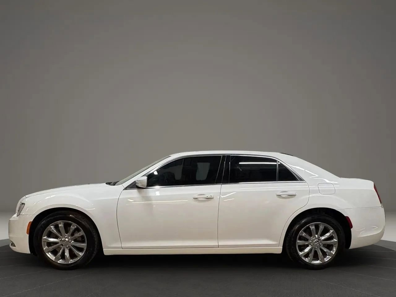 Used 2017 Chrysler 300 Limited w/ Value Package AWD/4WD image 5