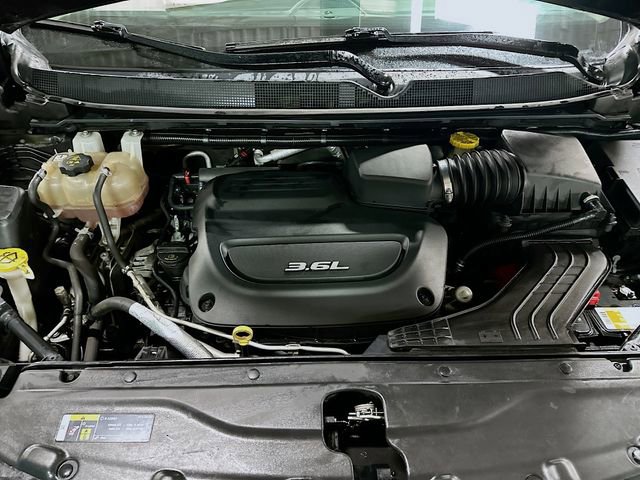 Used 2018 Chrysler Pacifica Touring-L w/ Tire & Wheel Group FWD image 32