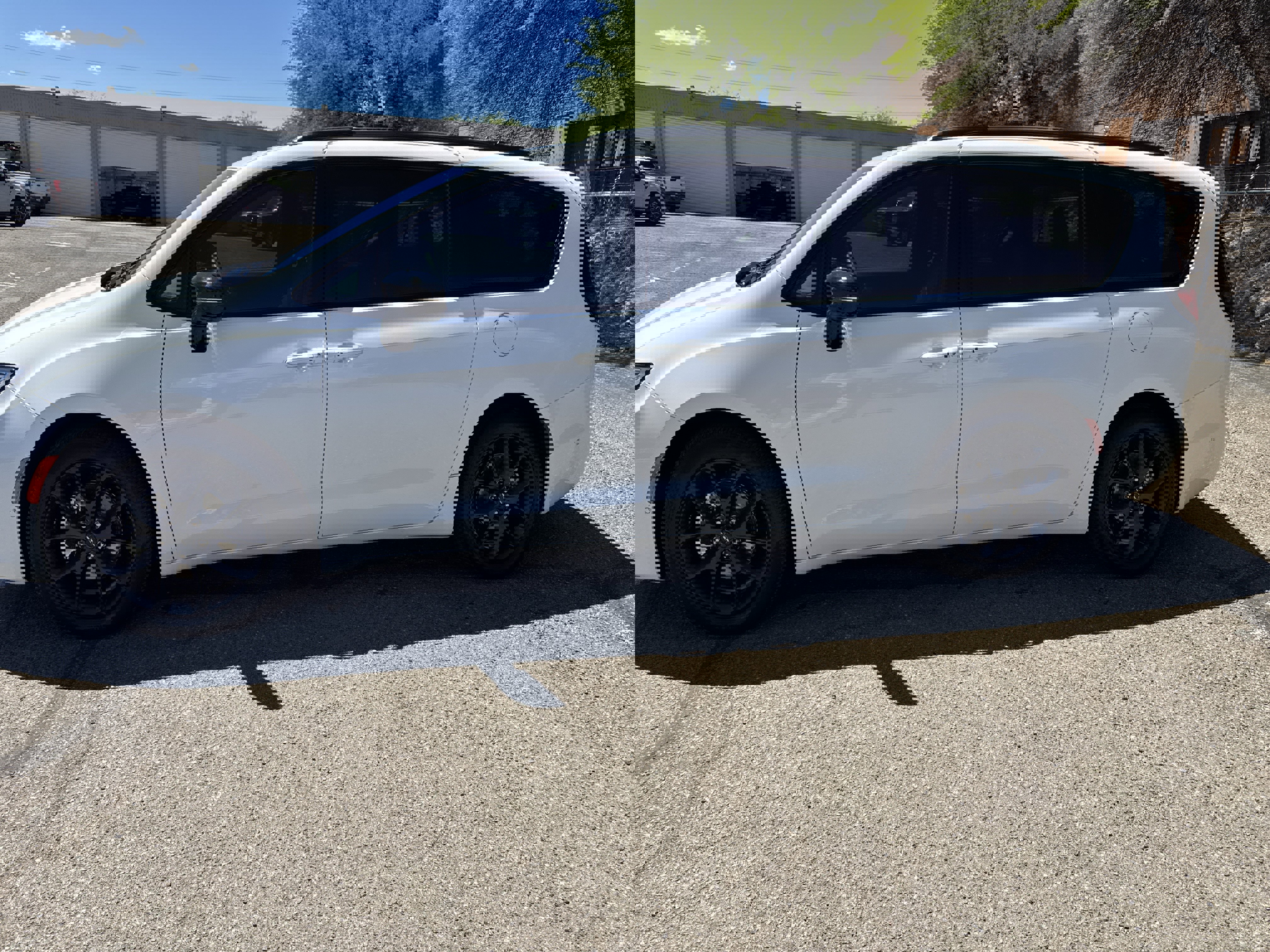 Used 2024 Chrysler Pacifica Touring-L w/ Uconnect Theater Family Group FWD image 4