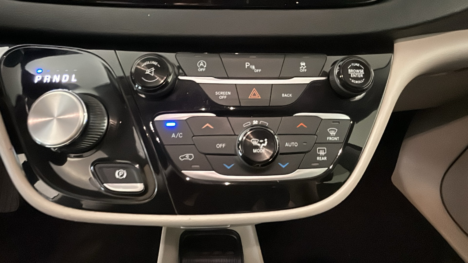 Used 2017 Chrysler Pacifica Touring-L FWD image 27
