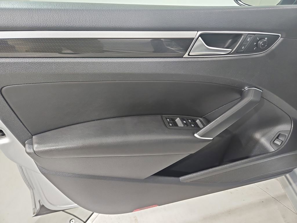 Used 2018 Volkswagen Passat 3.6 image 10