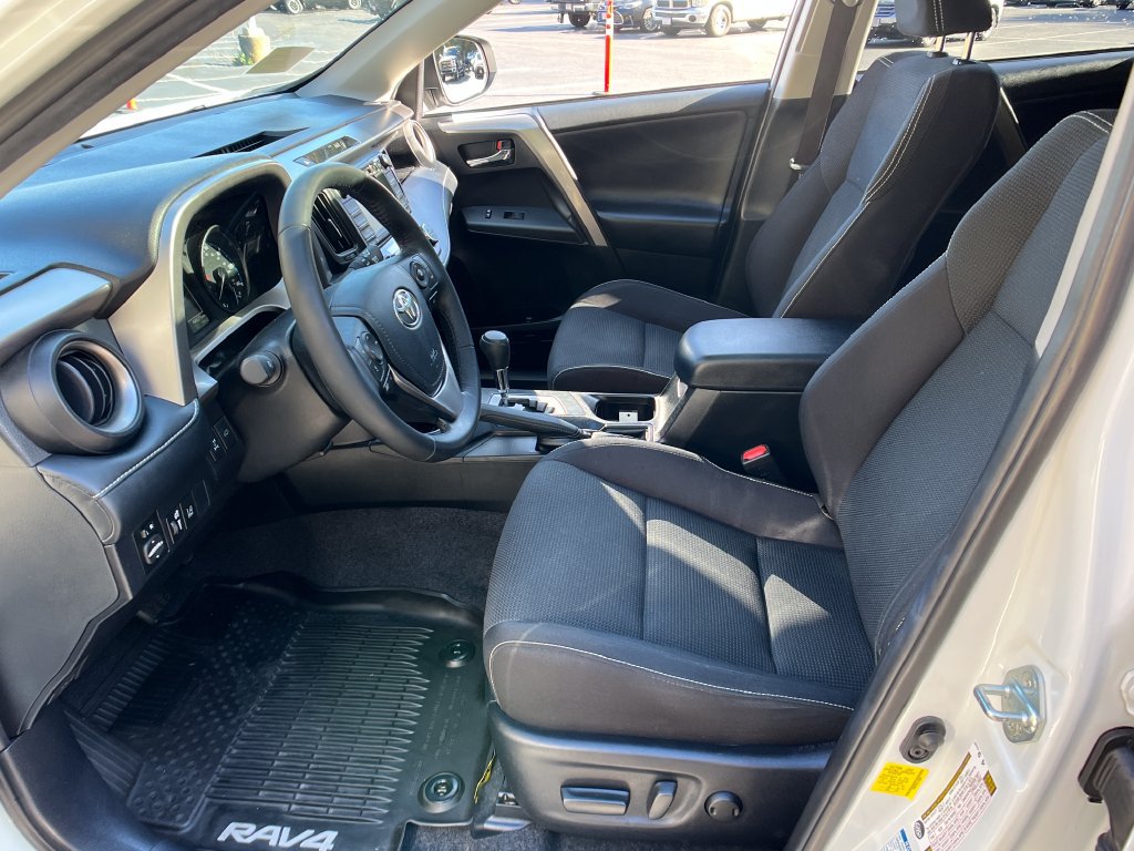 Used 2018 Toyota RAV4 XLE AWD/4WD image 9