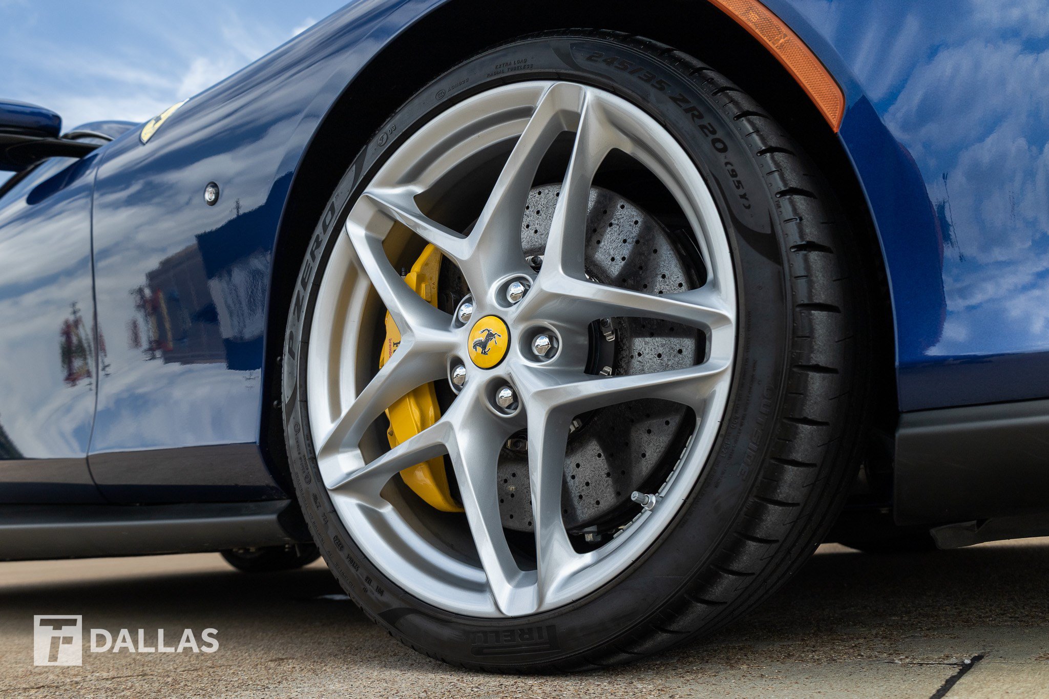 Used 2025 Ferrari Roma Spider RWD image 20