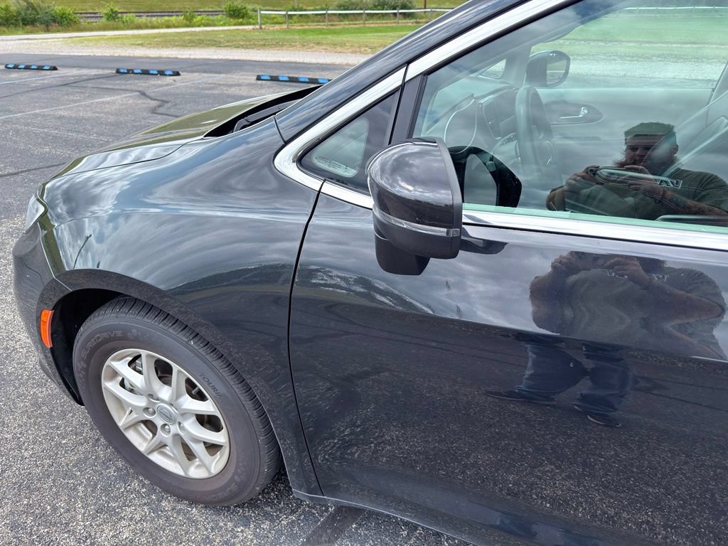 Used 2023 Chrysler Pacifica Touring-L FWD image 18