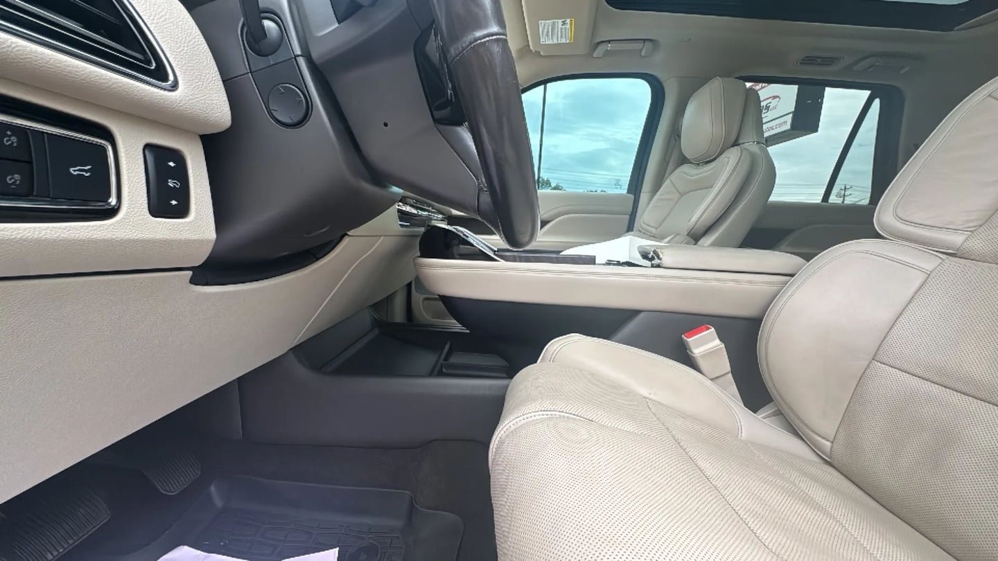 Used 2019 Lincoln Navigator Reserve AWD/4WD image 25