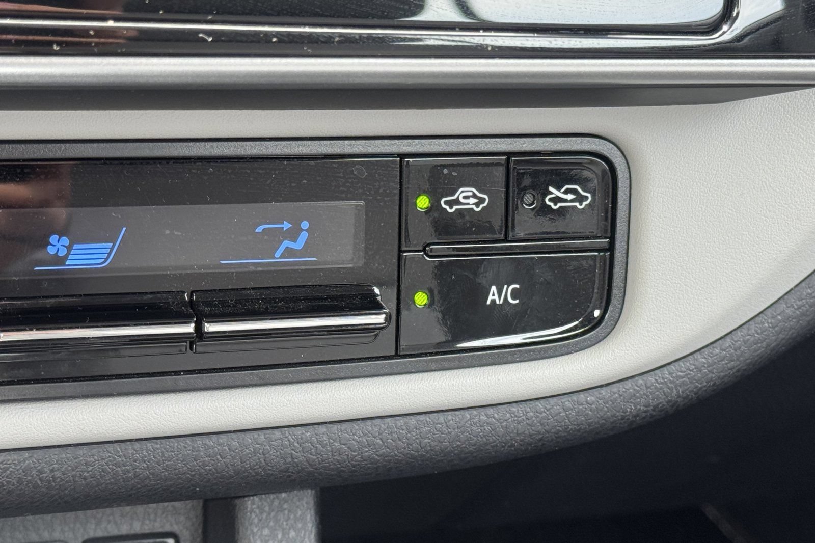 Used 2019 Toyota Corolla LE w/ Carpet Mat Package (TMS) FWD image 26