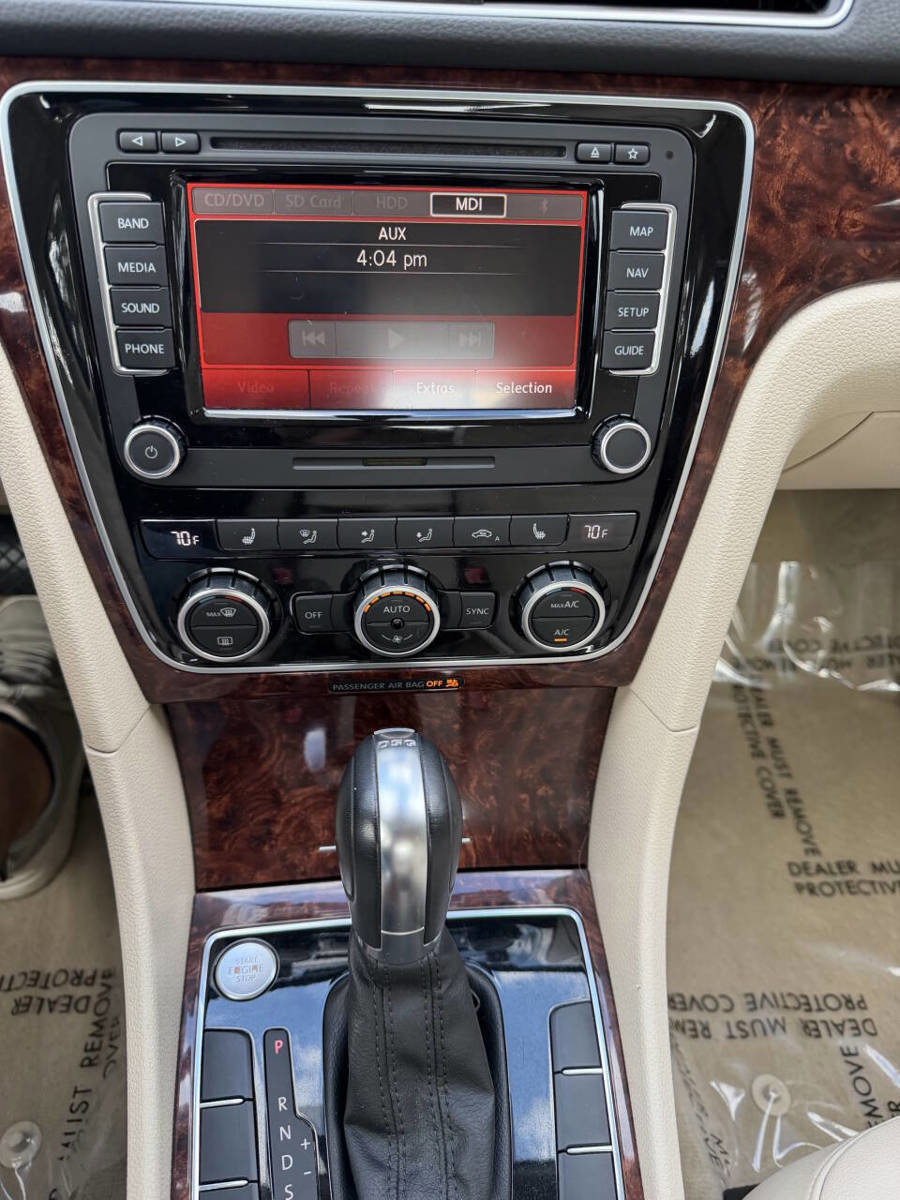 Used 2013 Volkswagen Passat 3.6 SEL Premium image 28